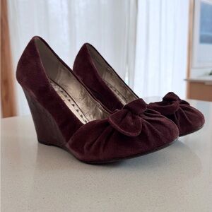 libby. edelman Burgundy Suede Bow Wedge Pumps